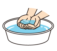 両手のひらを上向きでくっつけて手で器をつくり、水をすくうイメージ図。